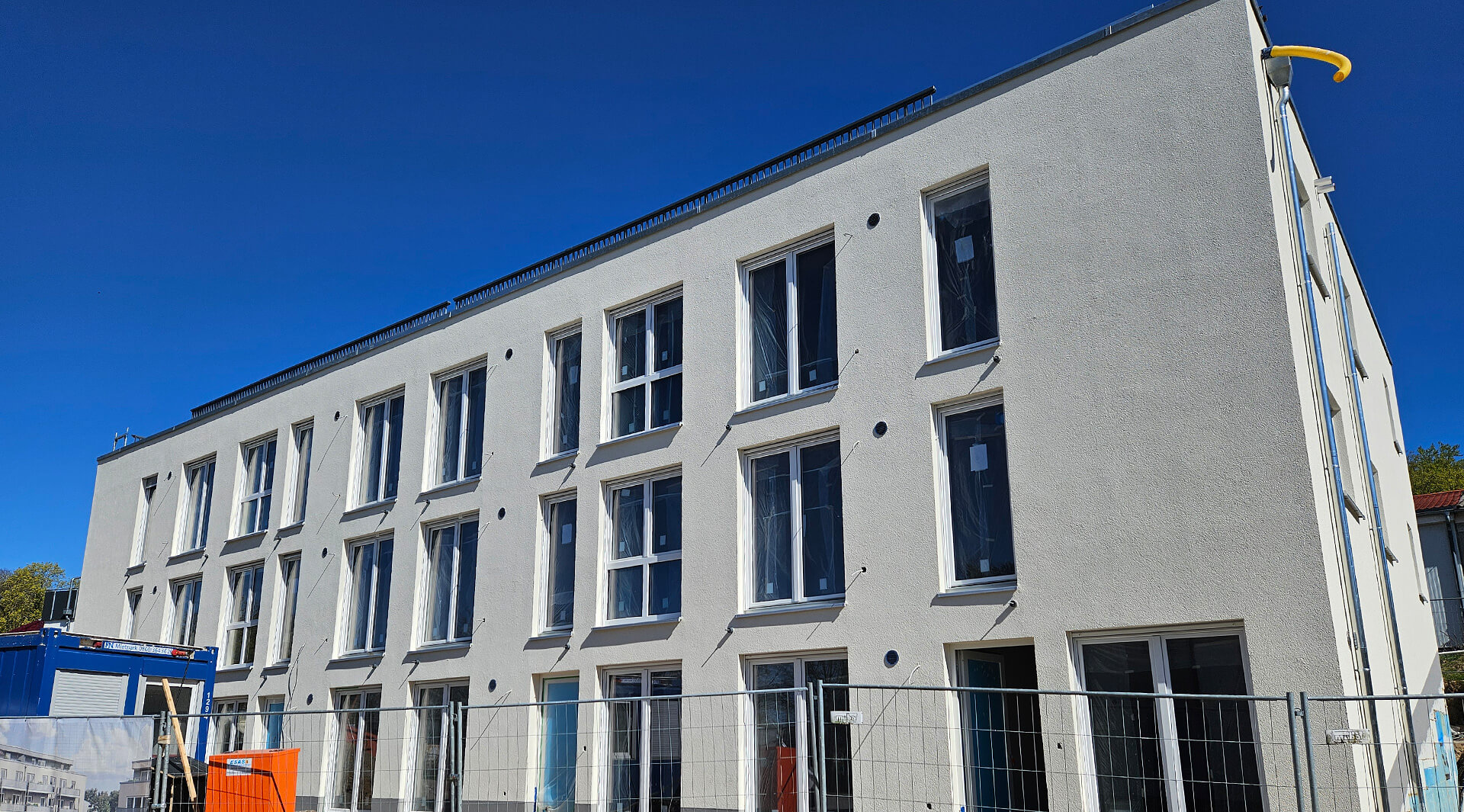 3.700 m² Spachtel-, Tapezier- und Malerarbeiten an Decken und Wänden