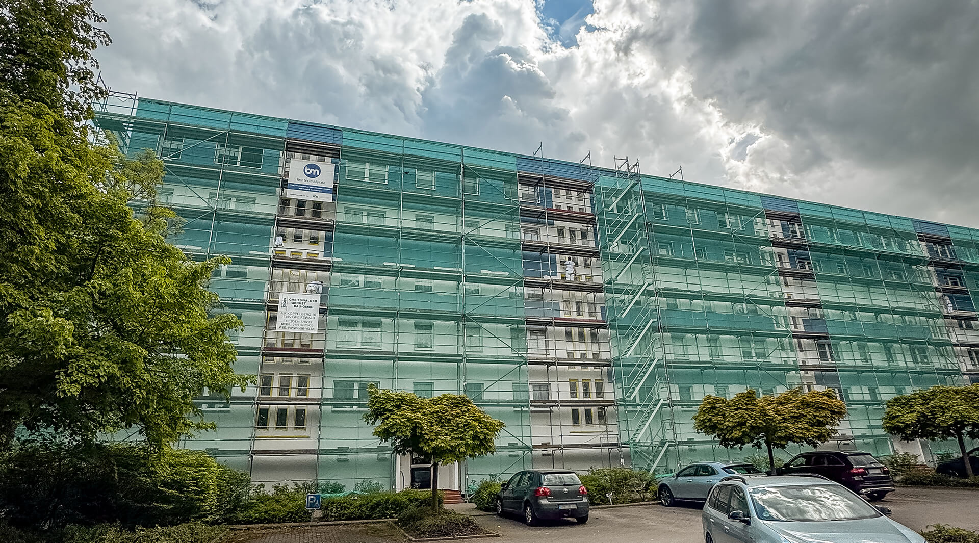 3.100 m² Fassadengerüst, 3.450 m² Fassadenanstrich und 1.750 m² Betonsanierung